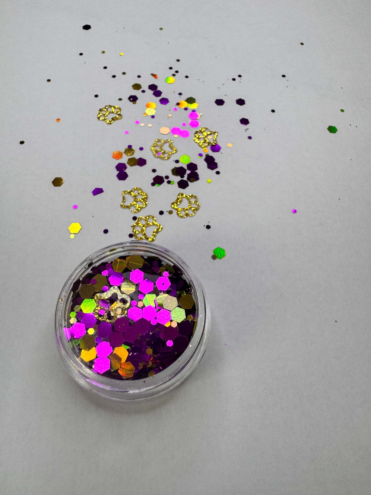 5ml container of face glitter with colorful mixes, featuring organic aloe.